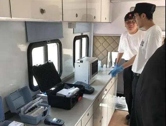 工作人員觀看儀器運作 工作人員觀看儀器運作